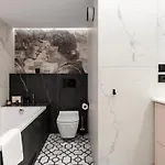 Rose With Bath By Oneapartments *