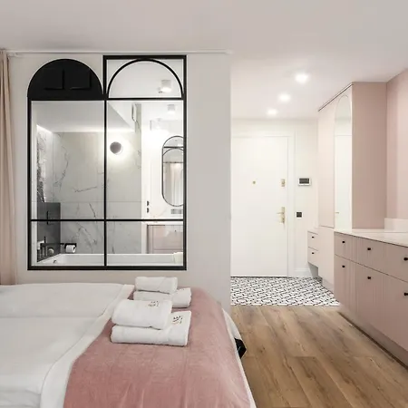 Rose With Bath By Oneapartments * Сопот